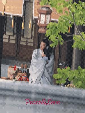 林大爷把兰香抱个满怀，兰香真的好娇小，不过两人松开后，林大爷有擦眼泪的动作，林大