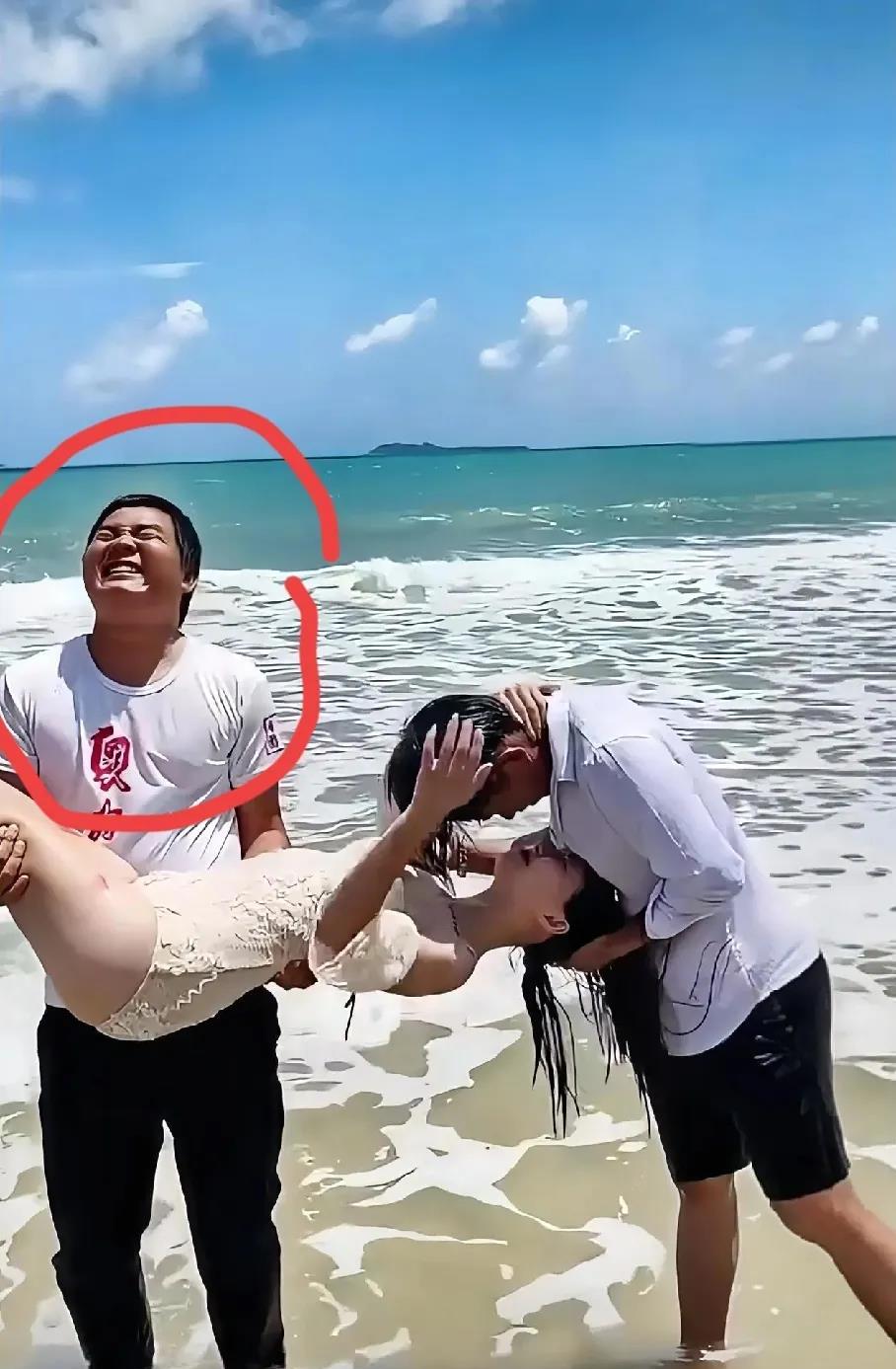 小哥哥抱着别人的老婆拍婚纱照，你这个表情是几个意思？