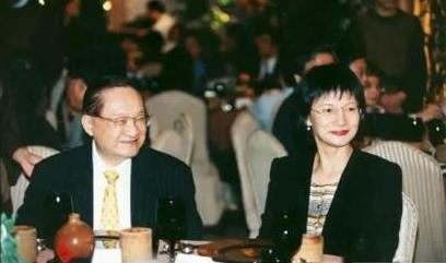 1966年的一天，金庸感到异常疲惫，决定去他常去的餐厅喝咖啡放松一下。 在结账时