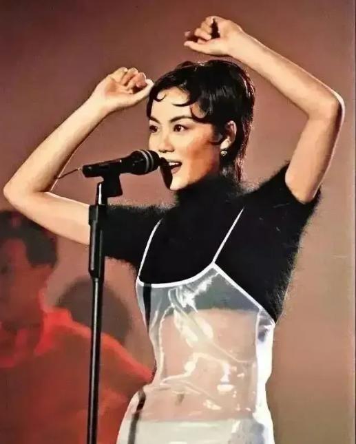 1993年，王菲穿着透视装出席典礼，三角内裤有点明显，古巨基提醒她太暴露了，没想