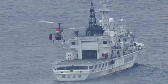 黄海发生激烈对峙，韩国海警船硬闯中方海域，妄图登上我渔业平台，结果下一刻彻底破防