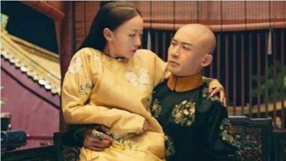 1756年，令妃生下孩子还在坐月子，就被欲望缠身的乾隆帝宠幸了，在此后10内更是