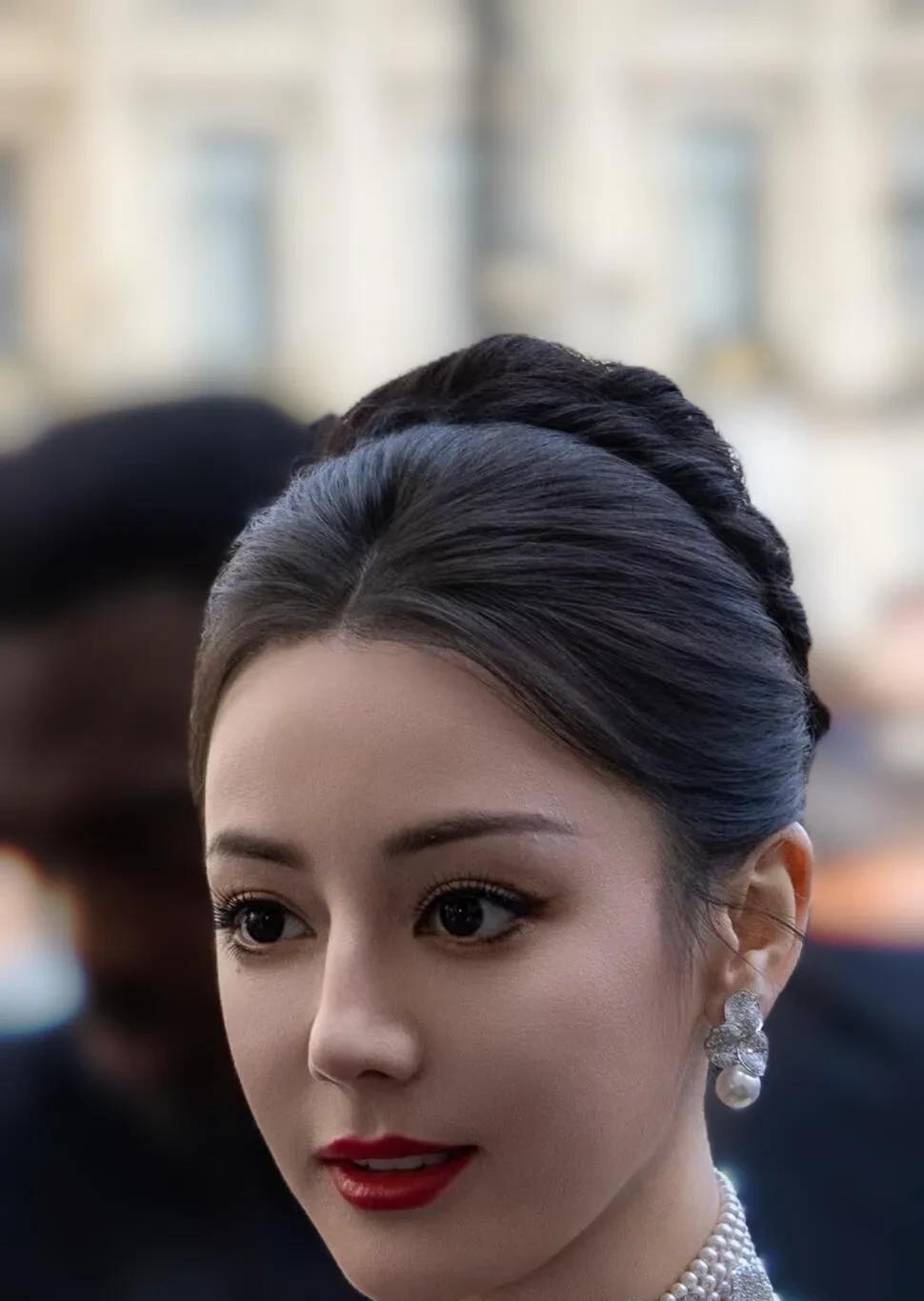 迪丽热巴这组巴黎照简直就是瓷娃娃一样！
五官精致得没话说，睫毛长长的，笑起来那嘴