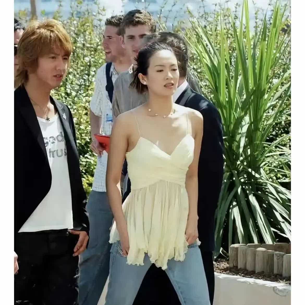 章子怡的腿是不舒服吗