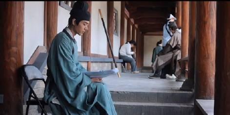 #郑晓龙说肖战很谦虚#你看肖战片场认真的，其实还要多谢藏海传剧组了，完全信任他尊
