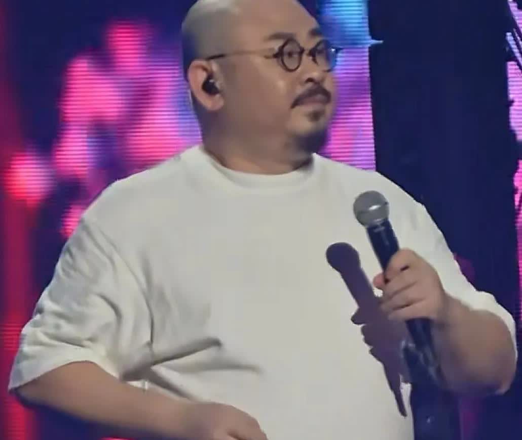 朋友今天早晨一顿跟我炫耀，说昨天去看刀郎的演唱会爽到翻天了。

他全程都沉浸