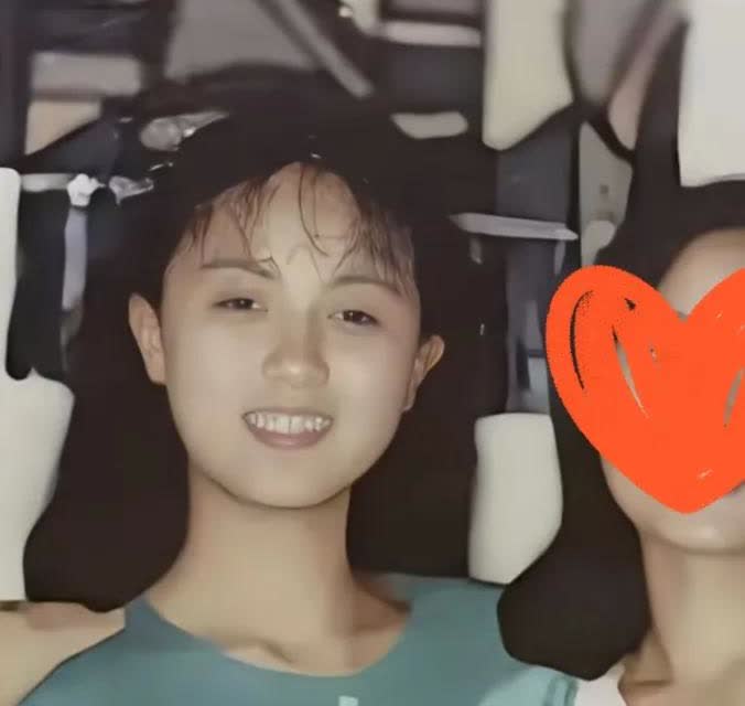 朱媛媛16岁时的照片，一看就是个活泼开朗、调皮捣蛋的学生。拍照这姿势表情就可以看