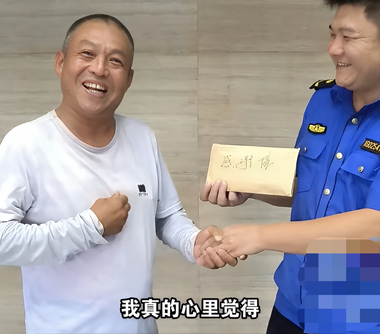 深圳城管太暖！父子摆摊日赚5元遇执法，反获工作月入6000
山西的王先生因为生意
