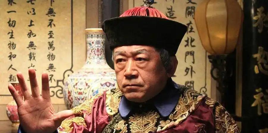 最绝的是有些"猛男型太监"，青春期前就净了身，结果蹭蹭长到一米八，肌肉块头比御前