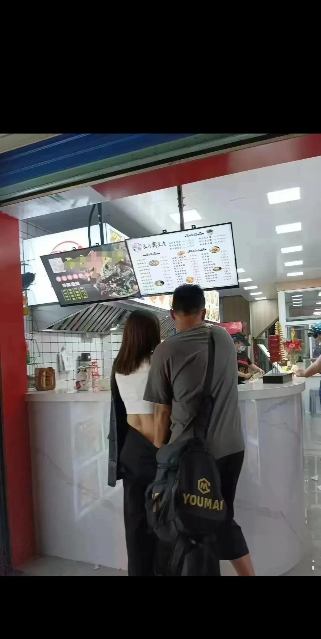 这就摸呀！
公共场合还是要注意影响
