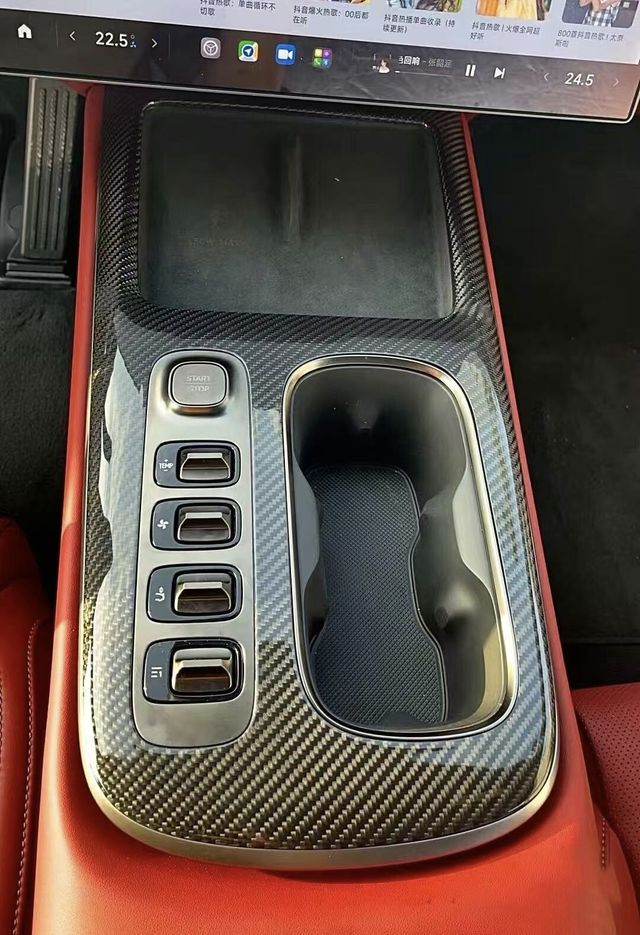 小米su7干碳贴片
推荐一款小米的干碳贴片，真的是纯碳，正反都是碳纤维，而且超薄