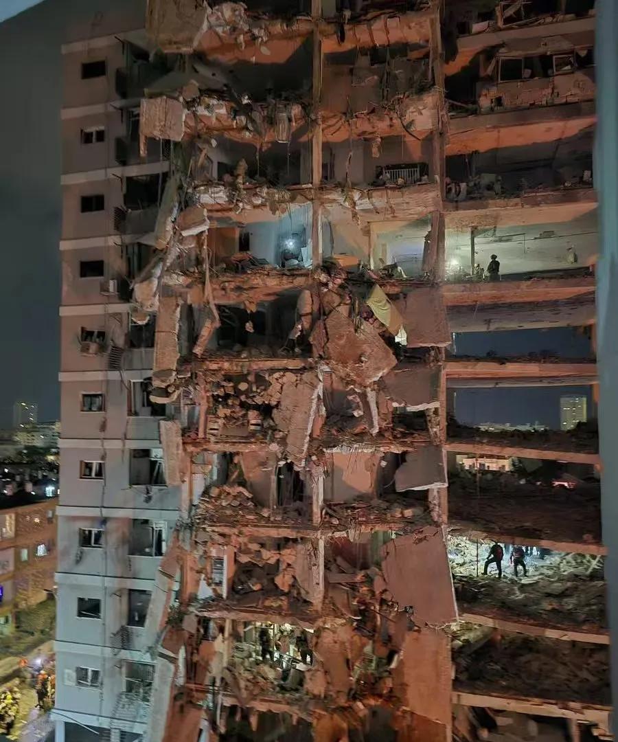 图①②是以色列的楼房，被伊朗弹道导弹砸中以后的情景。
图③是乌克兰的楼房，被俄罗