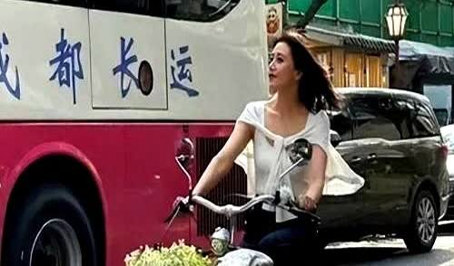45岁的高圆圆在成都街头骑自行车的时候被人拍了下来，照片里她的穿着打扮特别日常，