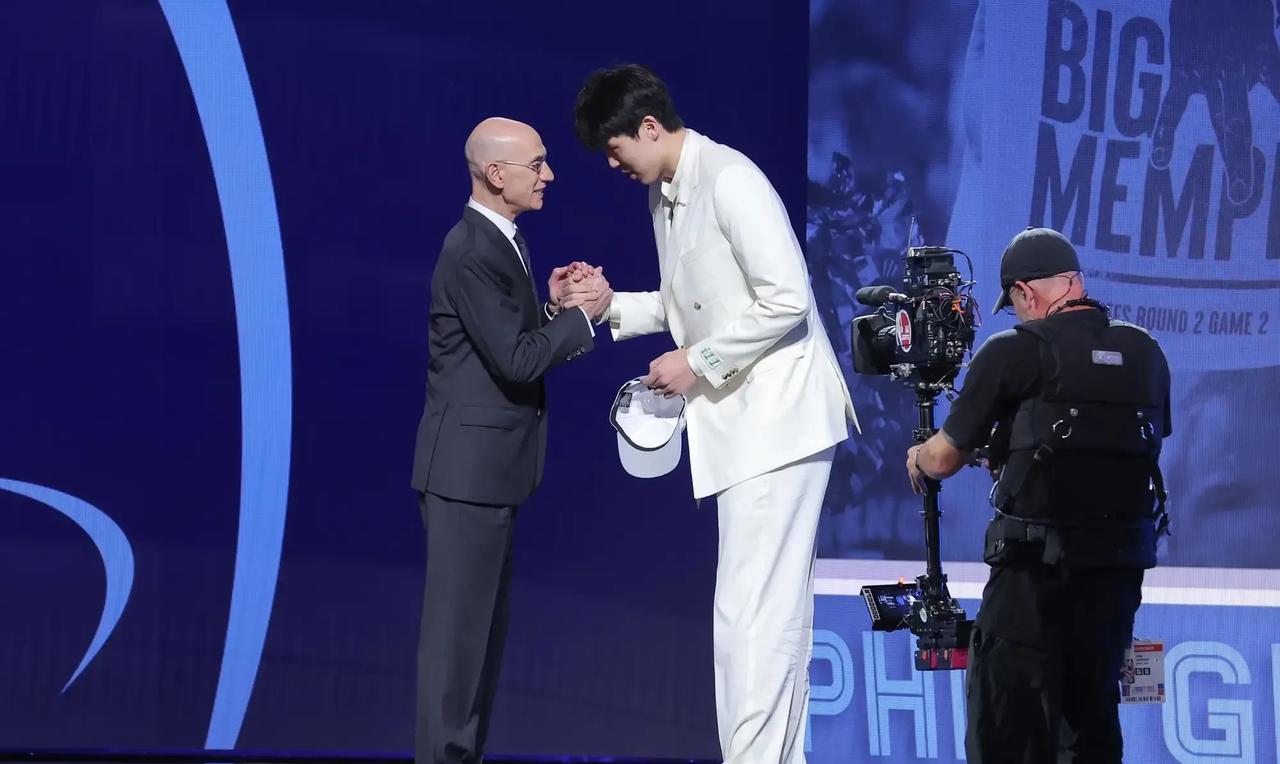 杨瀚森赶上好时候了！对比姚明和易建联的新秀合同，杨瀚森真让前辈羡慕。
姚明200