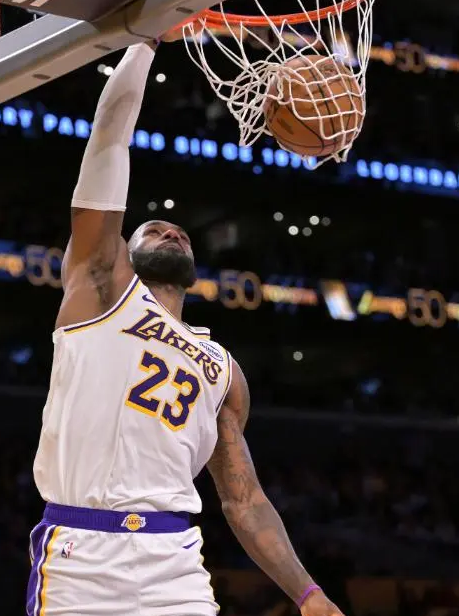 41岁的詹姆斯，今天第四节11分3篮板3助攻0失误拉开比分，这个年龄确实令人惊叹