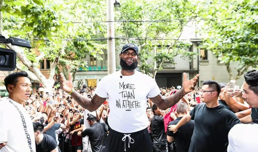 追星要理智！近日NBA著名球星詹姆斯抵达中国开始商业活动，作为NBA的标志性人物