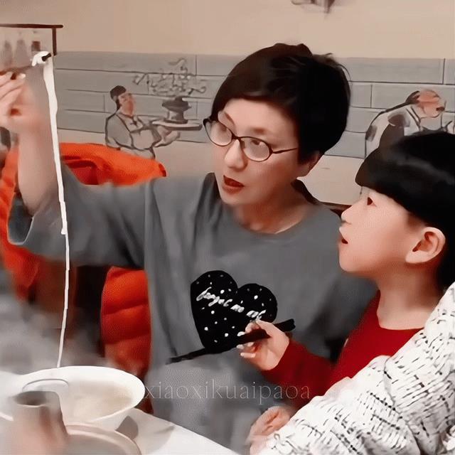 张国立妻子邓婕一生未育，看到别人家孩子母爱泛滥，和孩子一起吃饭的时候担心过热的面