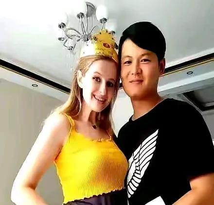 夫妻之间有哪三种类型的关系，
首先就是夫妻互相理解，
互相关心，互相帮助，
同心