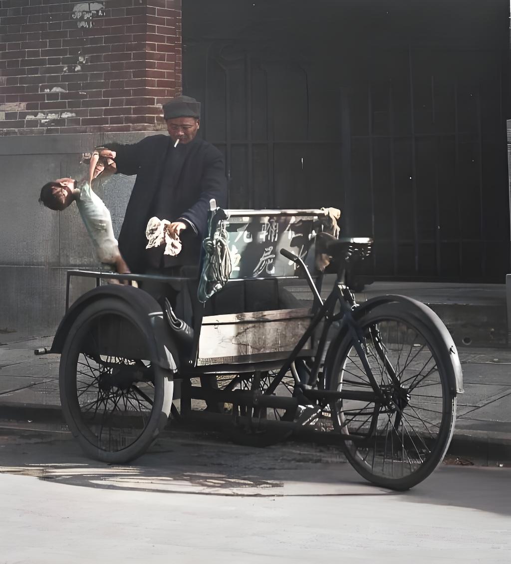 1946年，民国街头，收尸人叼着烟，骑着三轮车。发现路边死去的孩子，他单手拎起，