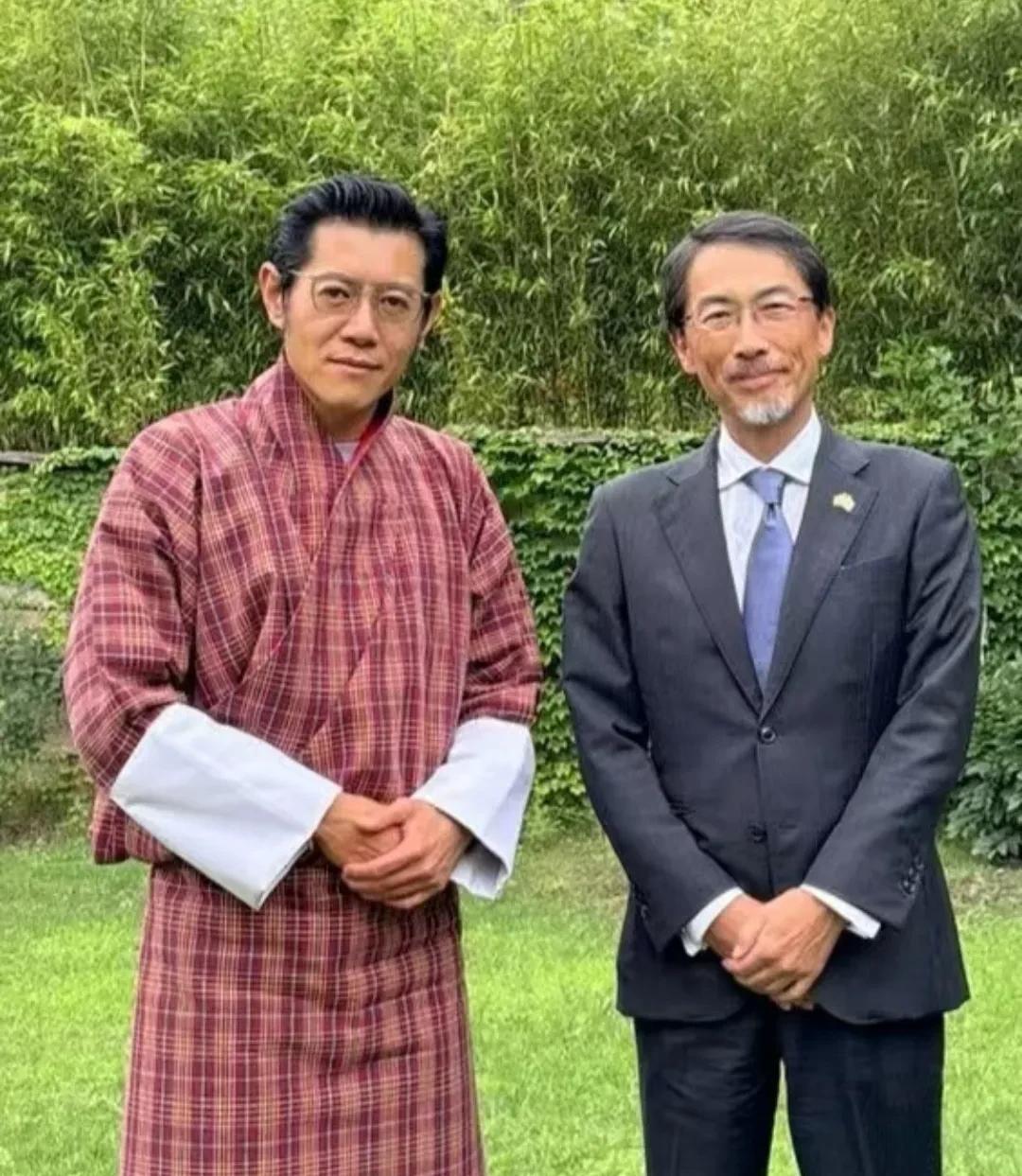 不丹两代国王见日本大使
前两天小日子驻印度的大使去了趟不丹，和他们签了个协议，为