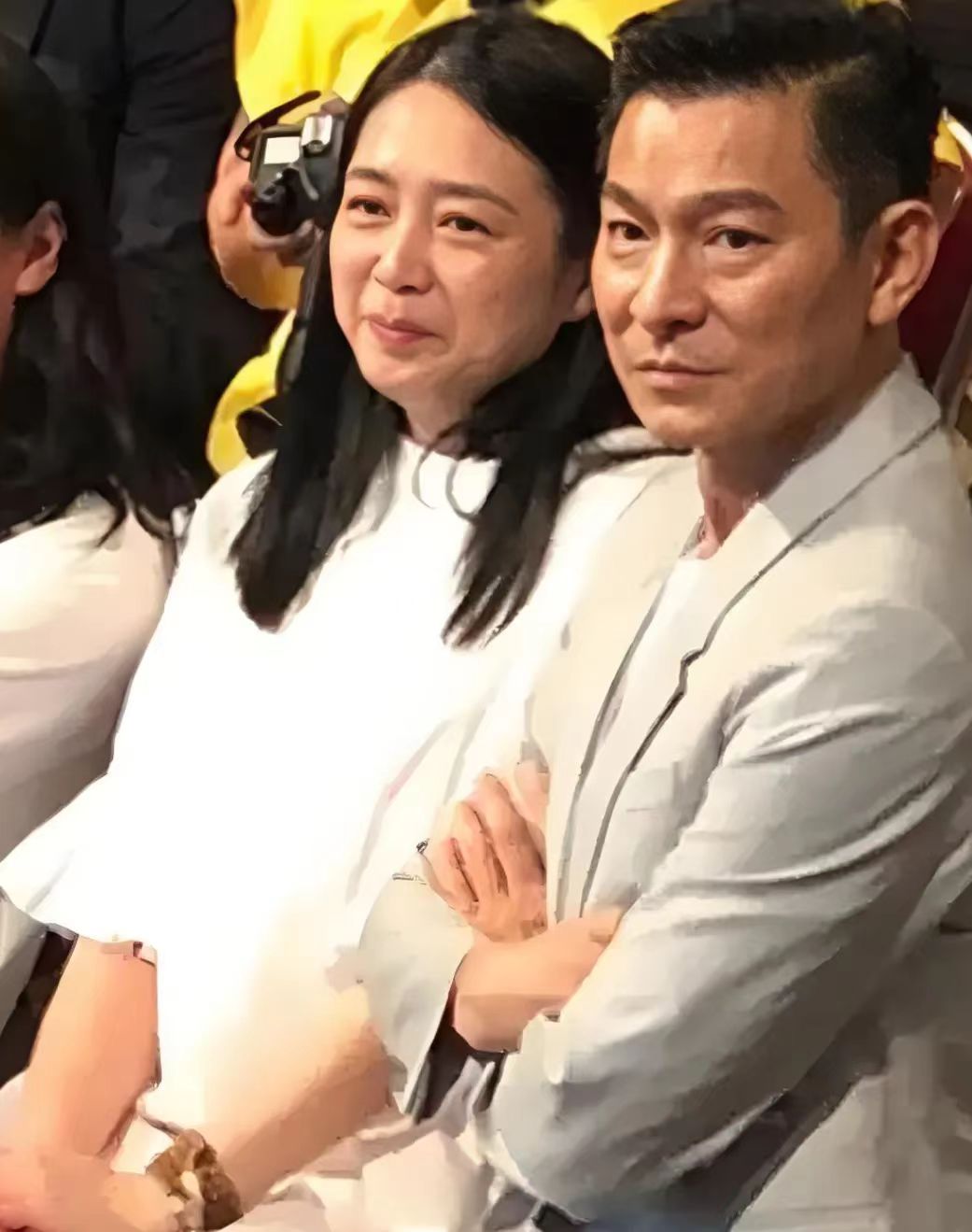 几年前，刘德华和老婆朱丽倩突然现身，真是让人大吃一惊，原来刘德华的老婆竟然是她，