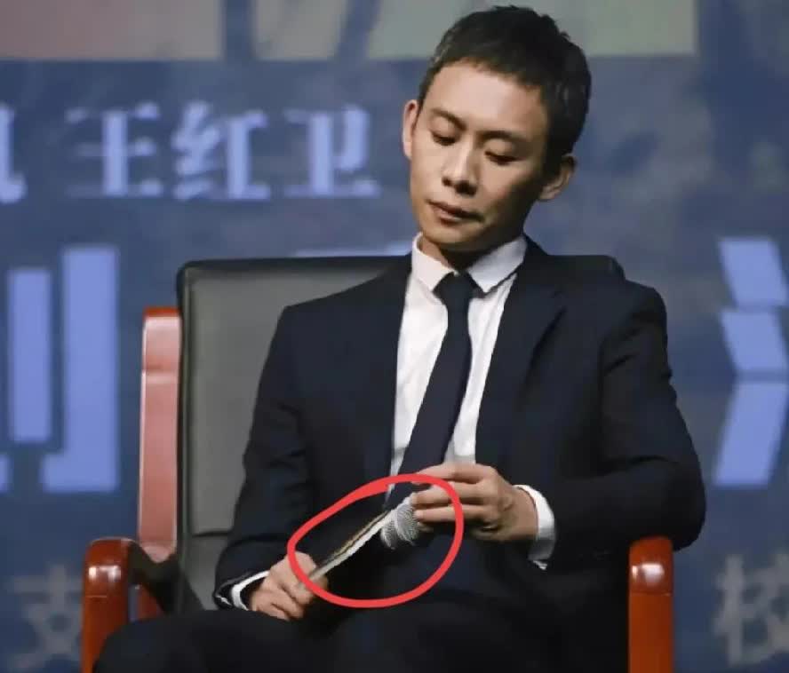 破案了，
终于知道，为什么张译刚拿完影帝就决定息影了！不是因为拍戏累了，也不是