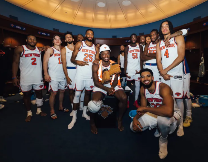  NBA常规赛，尼克斯以128-116击败公牛。
赛后，尼克斯官方更新动态，晒出