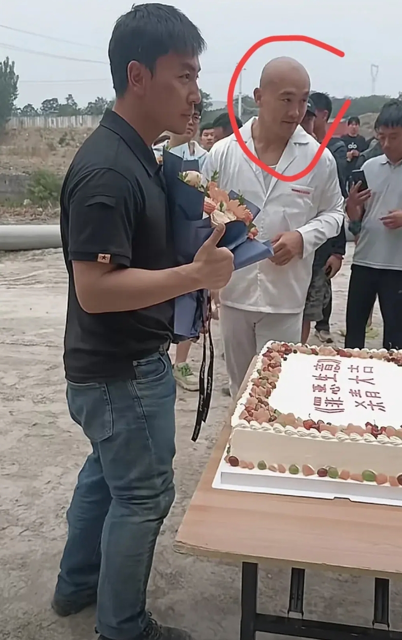 皮肤黝黑，身材五五分，这是释小龙。昨天由他主演的电影《罪恶生意》在新乡杀青。
这