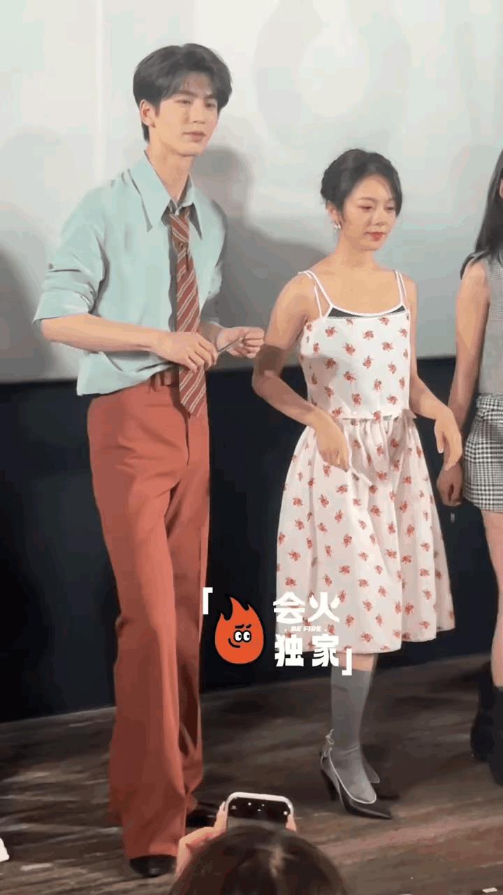 大夏天的，赵今麦这样穿袜子，不会捂脚吗？[捂脸][捂脸]