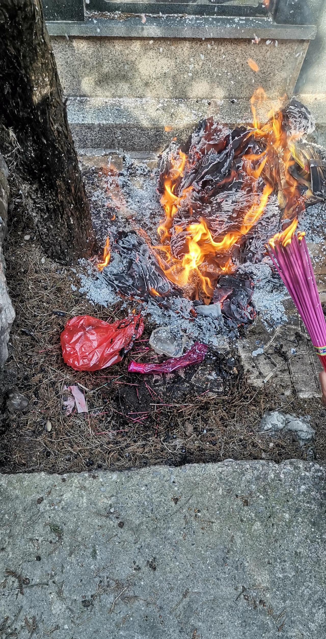 “生前床前一碗水，胜过坟前万堆灰”
参加完三爷爷的葬礼，很让人无语！
79岁的三
