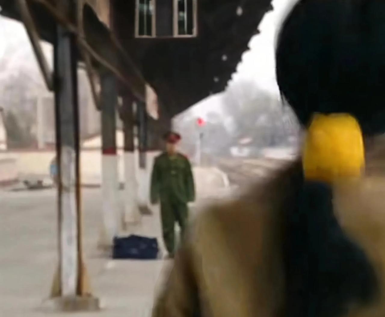 家属院里有位阿姨，在这儿已经住了30年了。家属院里的那些事儿，她桩桩都能说得清清