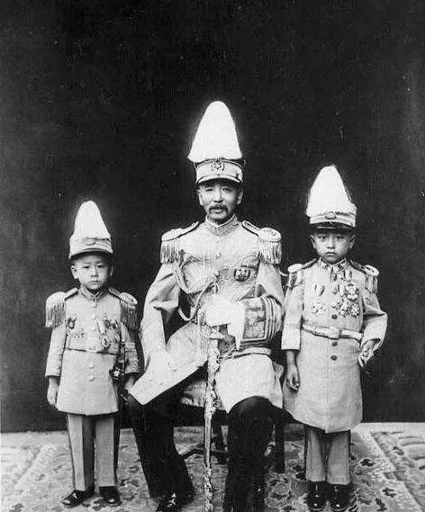 1920年，张作霖带着护卫队，一行人浩浩荡荡来到营口县大高坎镇，寻找一个寡妇。见