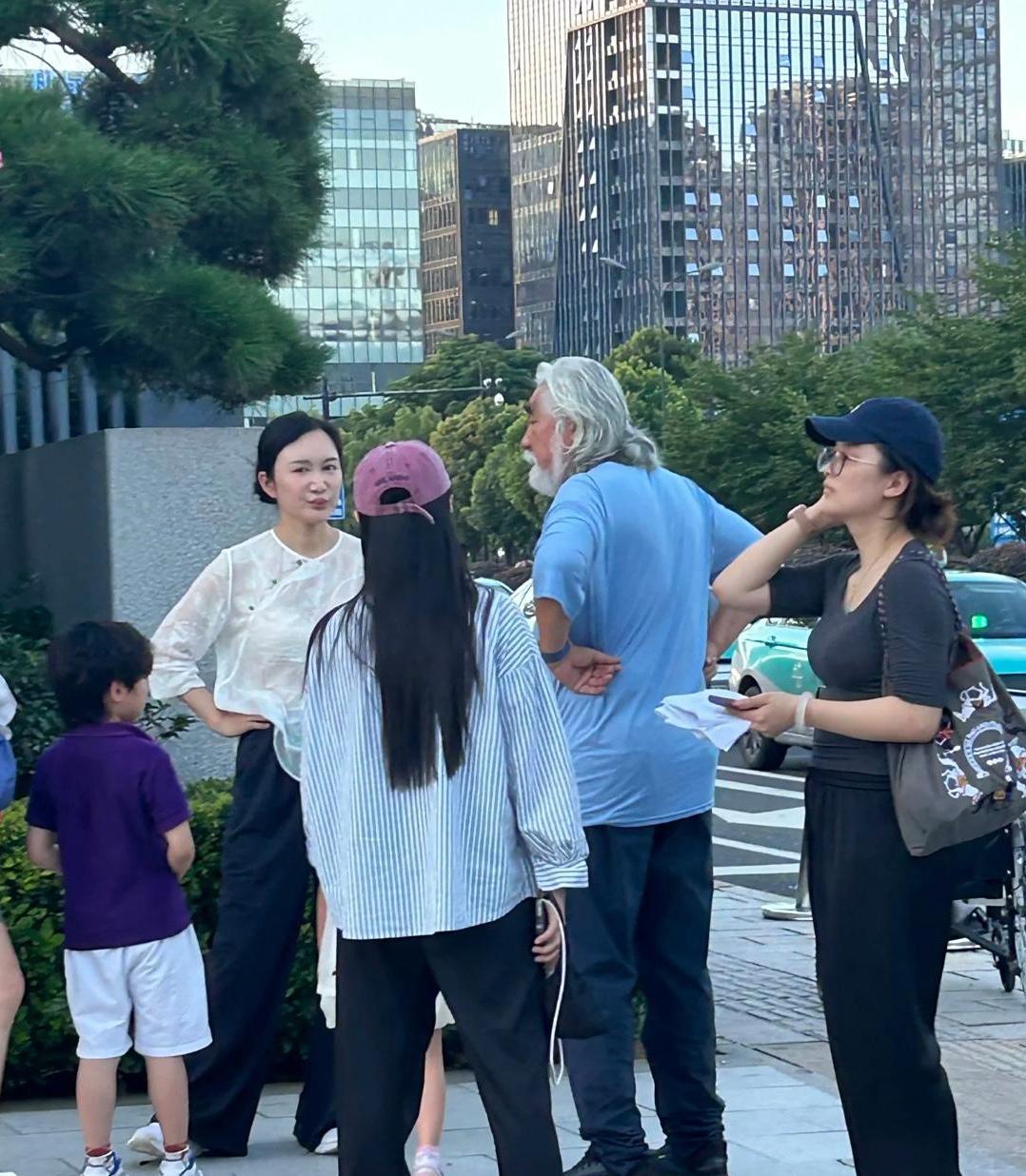 74岁张纪中和老婆儿子现身街头，杜星霖的面相感觉变了，没有以前温婉，现在有点刻薄