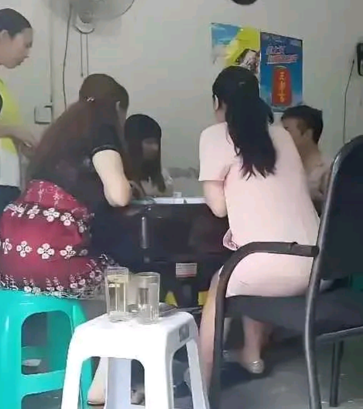 潇洒的村留守妇女的生活每日美滋滋的
