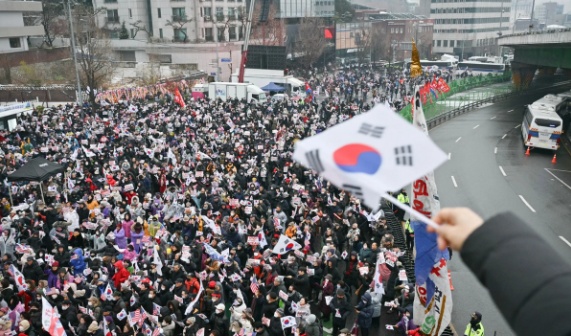 为什么俄罗斯放着几十万的正规军不用，却大量使用雇佣兵？



说白了，俄乌这仗拖