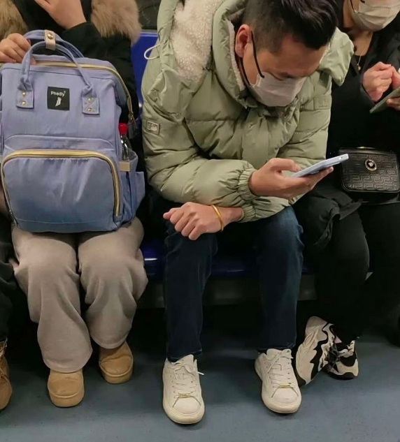 男的带金手镯，我还是第一次见
