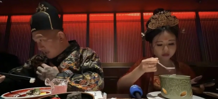 最近一直在关注这个台湾馆长，到上海来游玩汪小菲请客，那件事对汪小菲麻六记应该收获