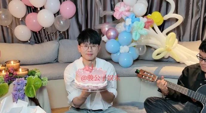 #张杰开直播为谢娜庆生##张杰好会浪漫# 6日是谢娜 44岁生日，纯爱战神张杰 
