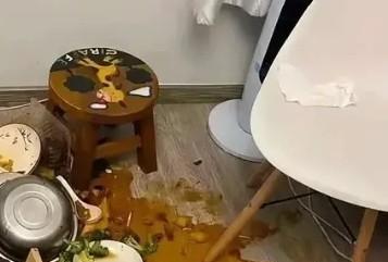 六年级女生，经常不完成作业。学生吃完午饭，数学老师把她带到办公室，让她补写，没让