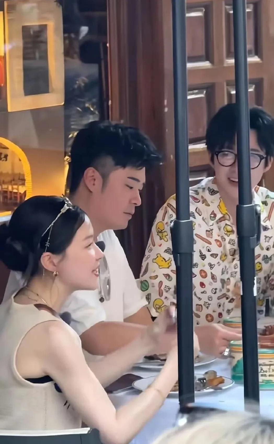 金靖的侧脸真的好漂亮啊！和正面看完全两个人。
金靖如今也是当妈的女人了，身材保持