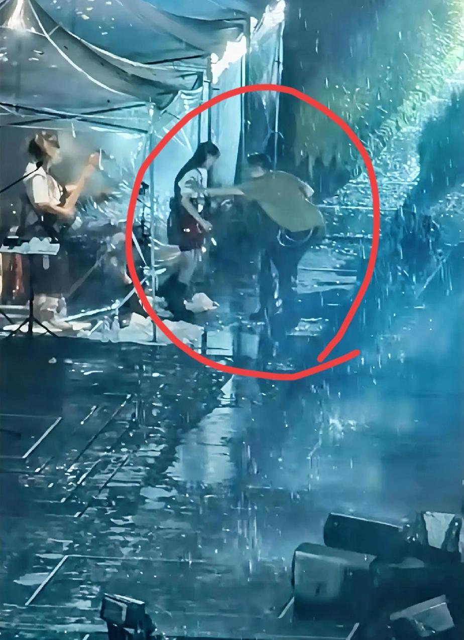 谢霆锋推吉他女孩这个动作，
实锤了！
果然啊，
年纪大的男人会疼人！
他真的太好