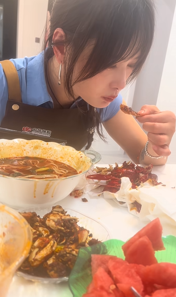 正吃着饭呢，公司突然通知我去明天去新加坡.对面的老婆眼泪涮的一下就掉下来了，我却