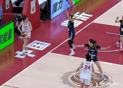 中国女篮大胜波黑，张子宇首秀表现出色，砍下全队最高的18分，外加7个篮板。
有一