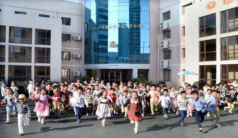 2016年，朝鲜首都平壤庆上幼儿园的小朋友。 