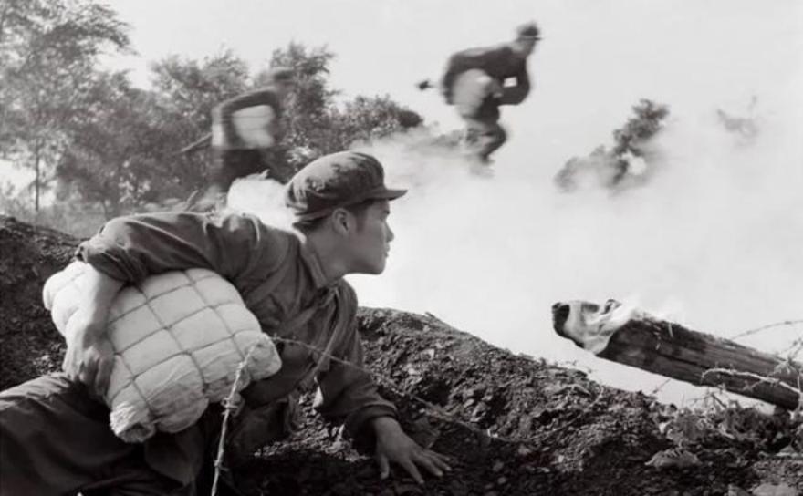 1941年2月，一名战士将炸药包放错了位置，引爆后鬼子炮楼完好无损，副团长拿出望