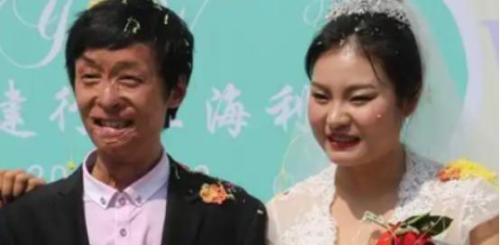 2006年，一位21岁的陕西小伙子英勇冲入火场，成功救出了13个人，但自己却严重