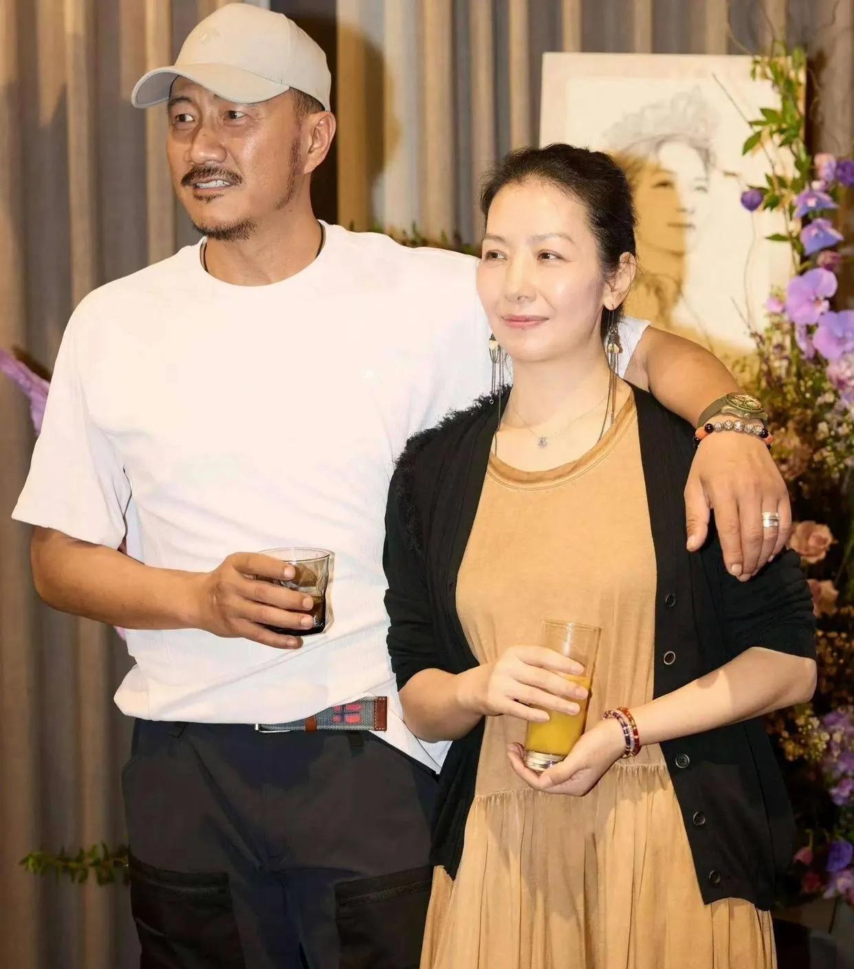 胡军为妻子庆祝生日时，康康已经比母亲高出大半个头，显而易见，在这段婚姻里，她过得