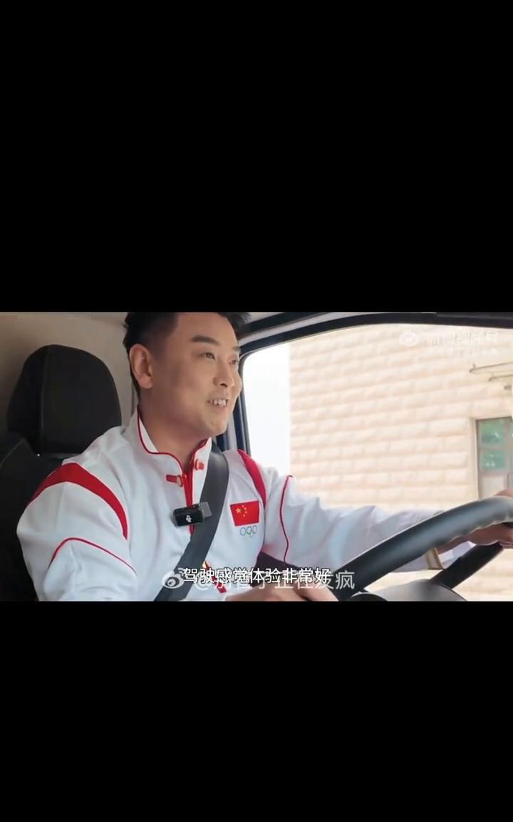 世界冠军王皓试驾飞碟漫天飞产品。
驾驶感觉体验非常好，要改成房车，估计可能以后没