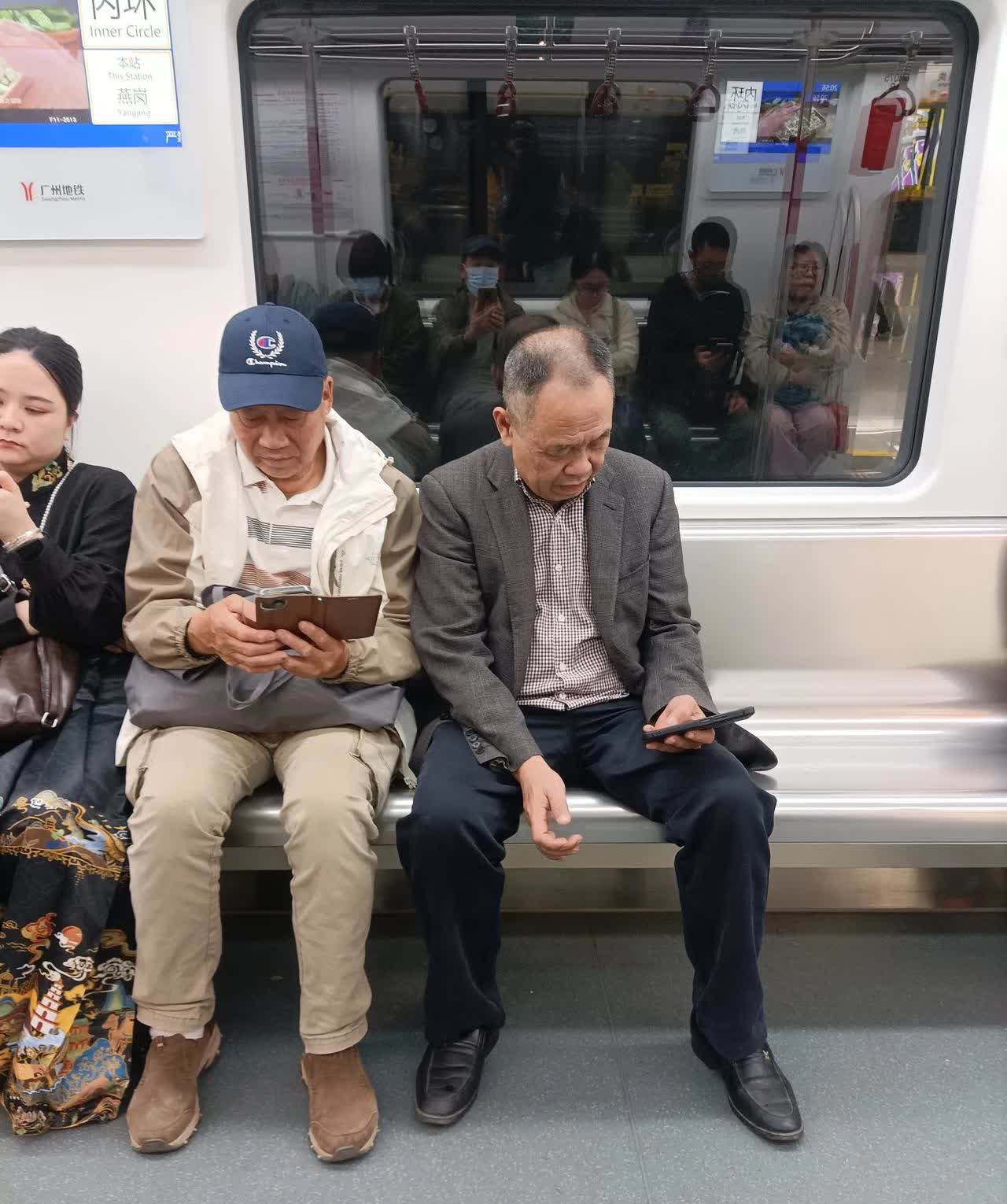 这名“西休闲服”是坏老头。
地铁坐位还剩一个时，休闲大个子(中间)小心坐下。