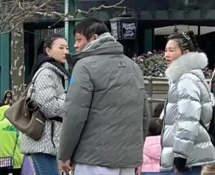 范志毅和小十七岁的妻子，真是谁也不便老，范志毅也是宠女儿，大女儿就是被保护的很好